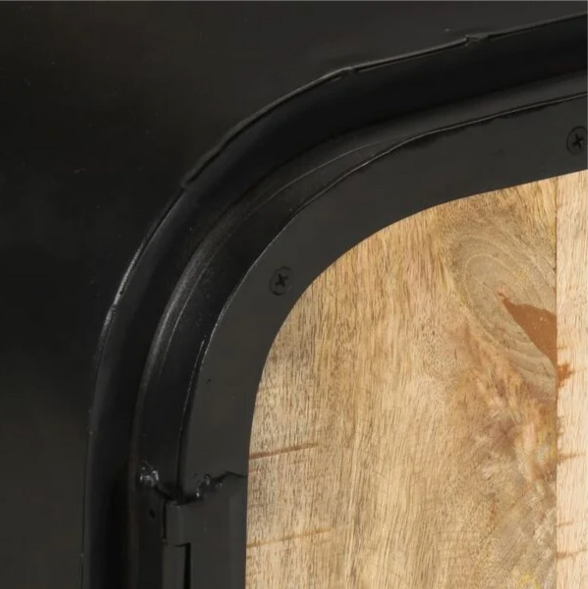 Détail du compartiment fermé en bois de manguier massif et des niches ouvertes du meuble TV industriel