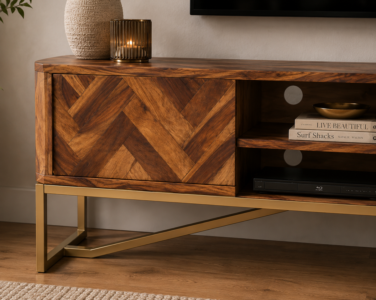 Détail du compartiment fermé avec façade à motif chevrons du meuble TV en bois de Sesham massif