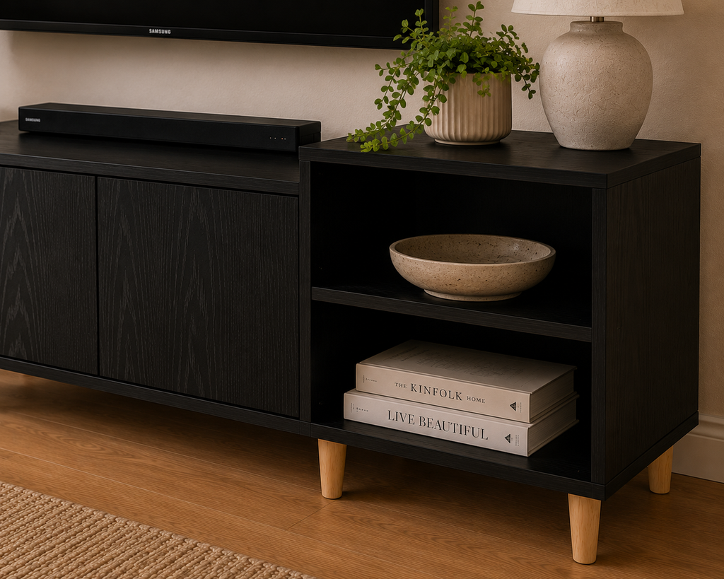 Vue rapprochée de l’étagère ouverte latérale et de la finition noire effet chêne du meuble TV scandinave 160 cm