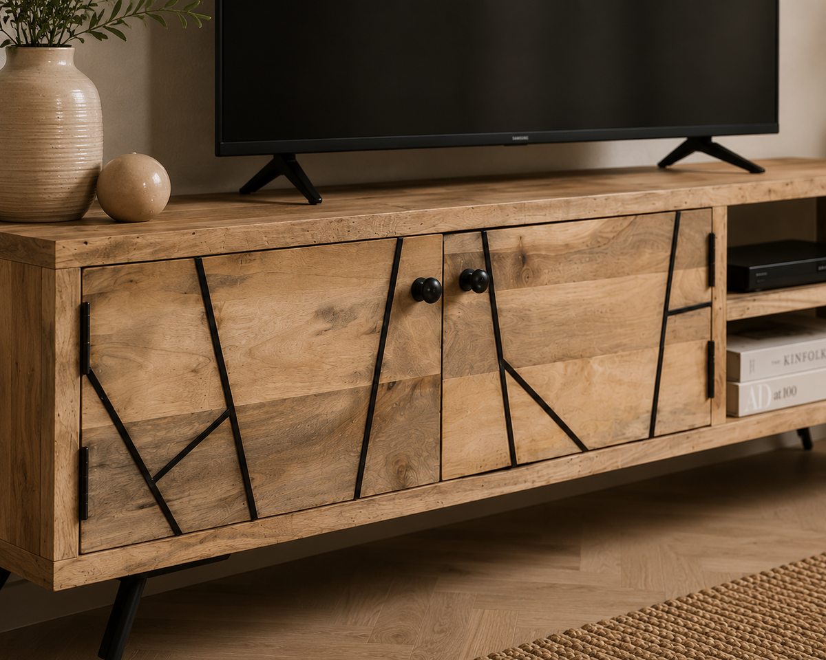 Détail des portes du meuble TV en bois de manguier avec motifs géométriques noirs et finition bois naturel blanchi
