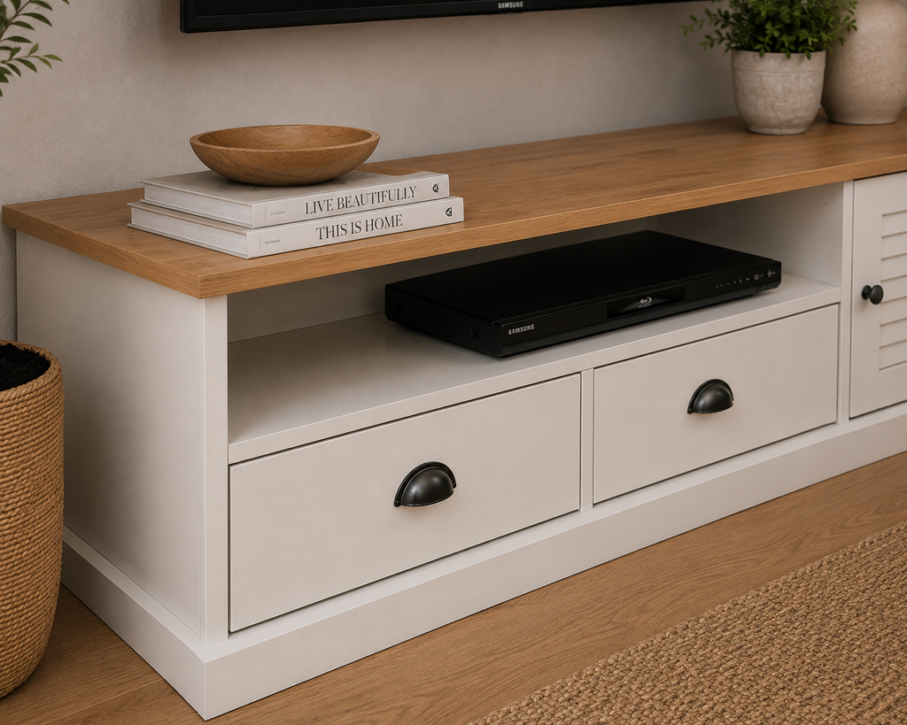 Vue rapprochée des tiroirs, de la niche ouverte et du plateau bois naturel du meuble TV blanc style campagne chic