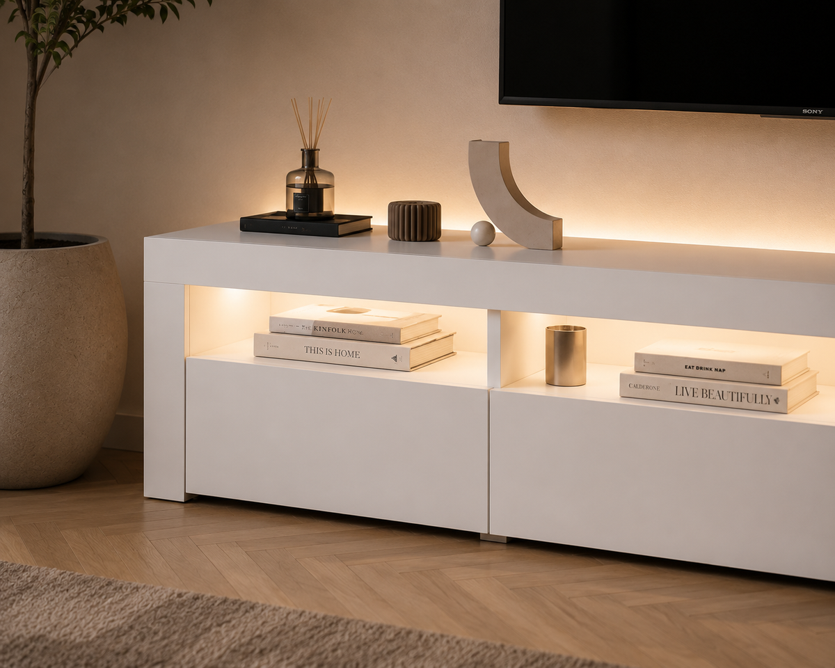 Détail du meuble TV LED blanc avec niches de rangement ouvertes, éclairage intégré et finition moderne épurée