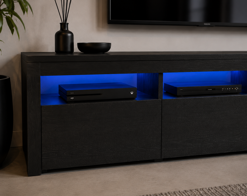 Détail du meuble TV LED noir avec étagères ouvertes, rangements multimédias et éclairage LED bleu intégré