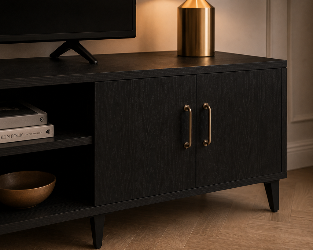 Détail du meuble TV noir 180 cm avec portes de rangement, poignées métalliques et niches ouvertes pour équipements multimédias