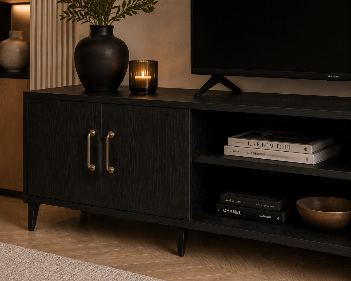 Détail des portes noires, poignées métalliques et niches ouvertes d’un meuble TV industriel contemporain
