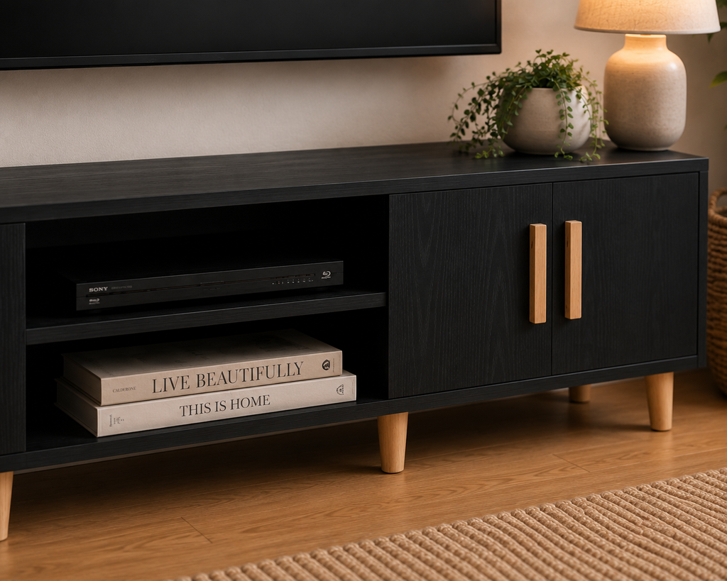 Vue rapprochée des niches ouvertes du meuble TV noir effet chêne avec espace pour console de jeux et box internet