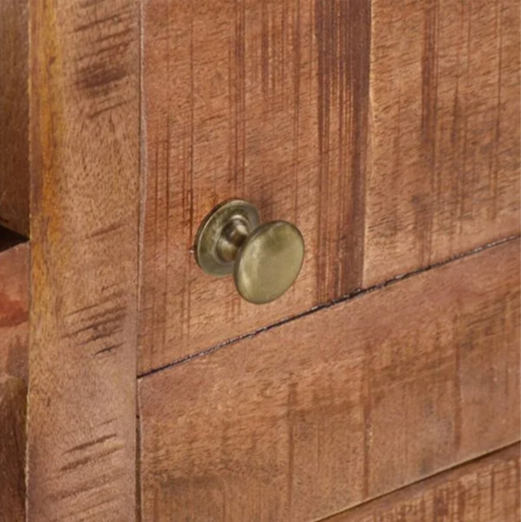 Détail de la façade texturée et de la poignée métallique du meuble TV en bois de manguier style vintage