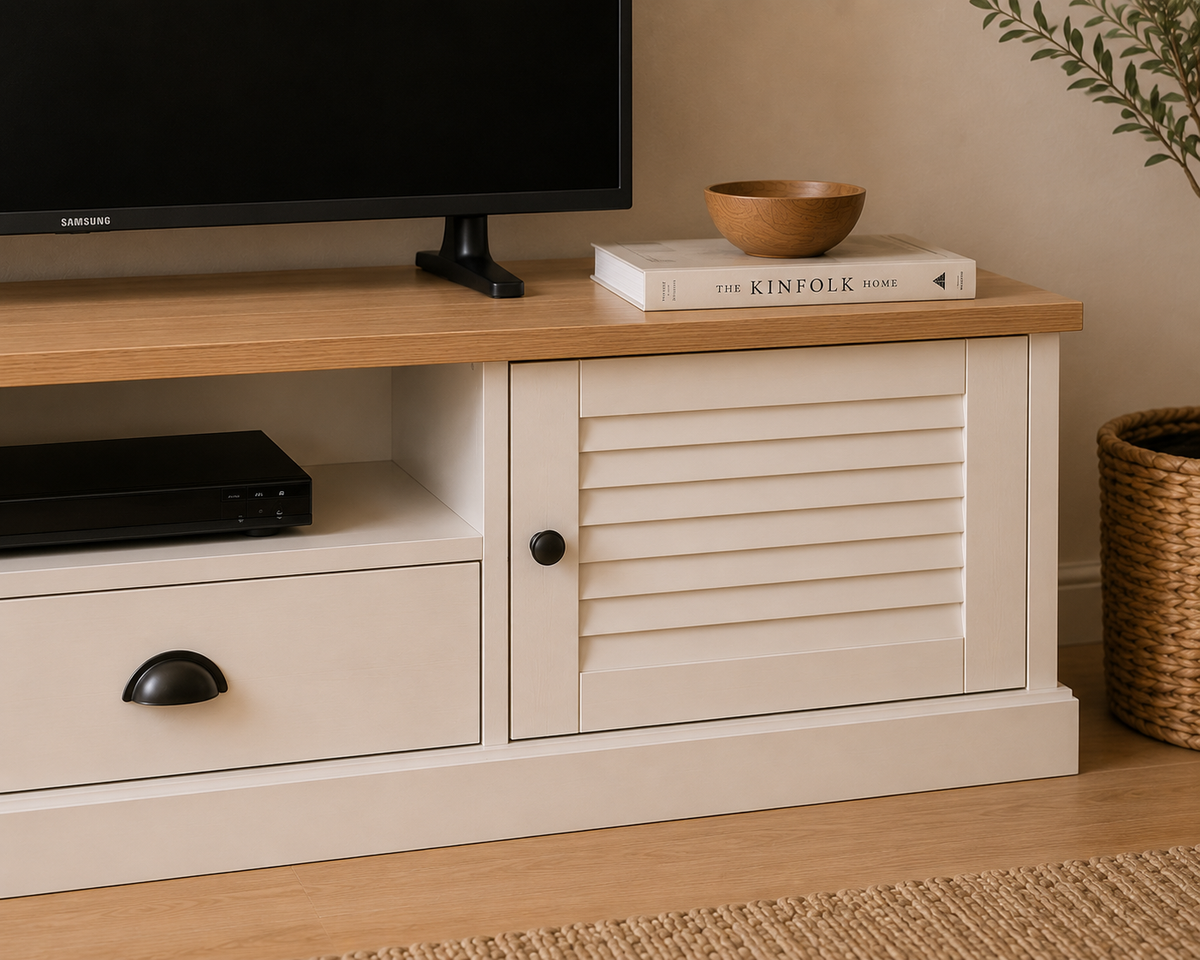 Détail de la porte persienne en bois du meuble TV blanc et bois naturel avec finition authentique et style bord de mer