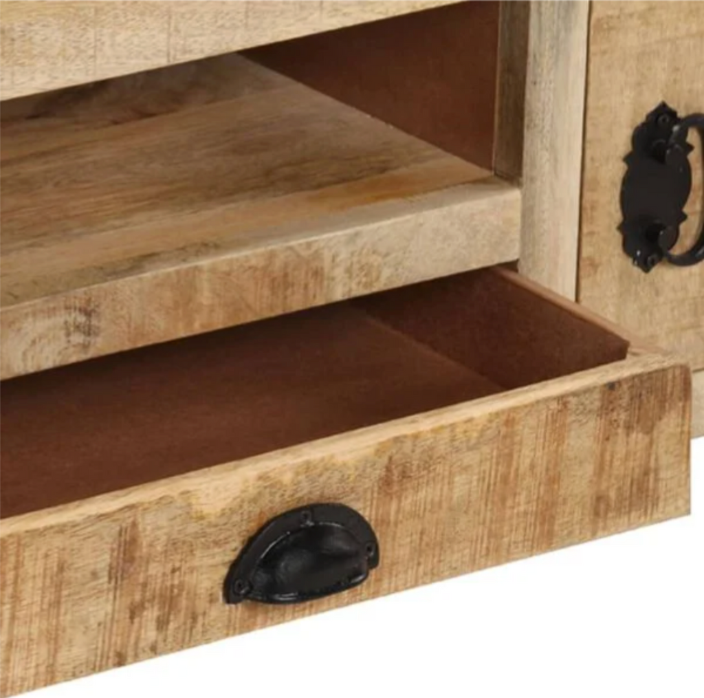 Détail des tiroirs en bois de manguier massif avec poignées métalliques noires sur meuble TV style industriel vintage