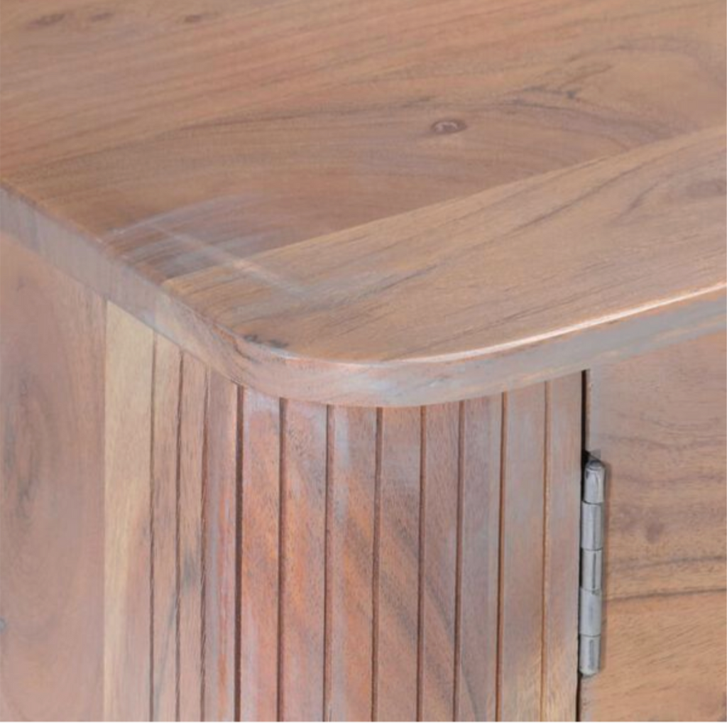 Détail des angles arrondis et des finitions en bois d’acacia massif du meuble TV style vintage chic