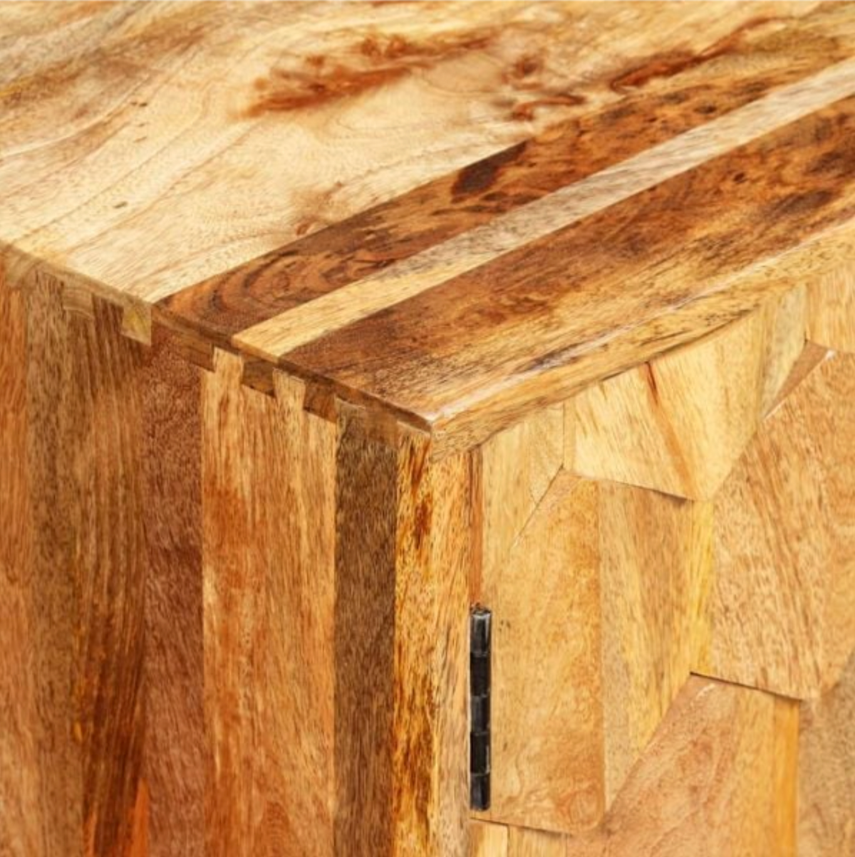 Détail des finitions artisanales et du veinage naturel du bois de manguier massif du meuble TV