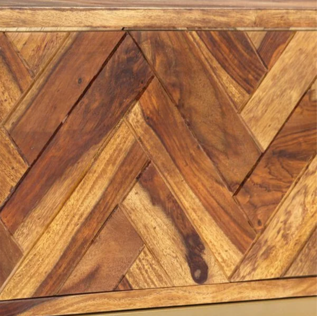 Gros plan sur la façade géométrique à motif chevrons en bois de Sesham massif du meuble TV