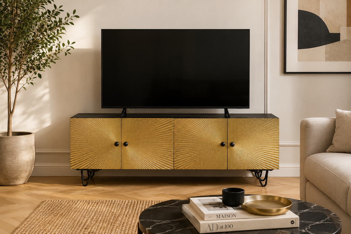 Meuble TV en bois de manguier massif avec façades dorées effet soleil présenté dans un salon élégant au style Art Déco contemporain