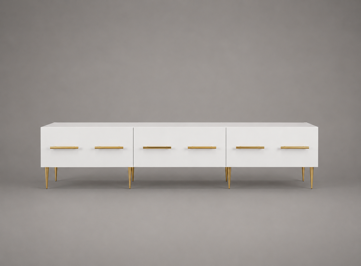 Meuble TV blanc moderne 150 cm avec trois tiroirs de rangement, poignées dorées et pieds métalliques finition or, meuble TV contemporain chic pour salon design