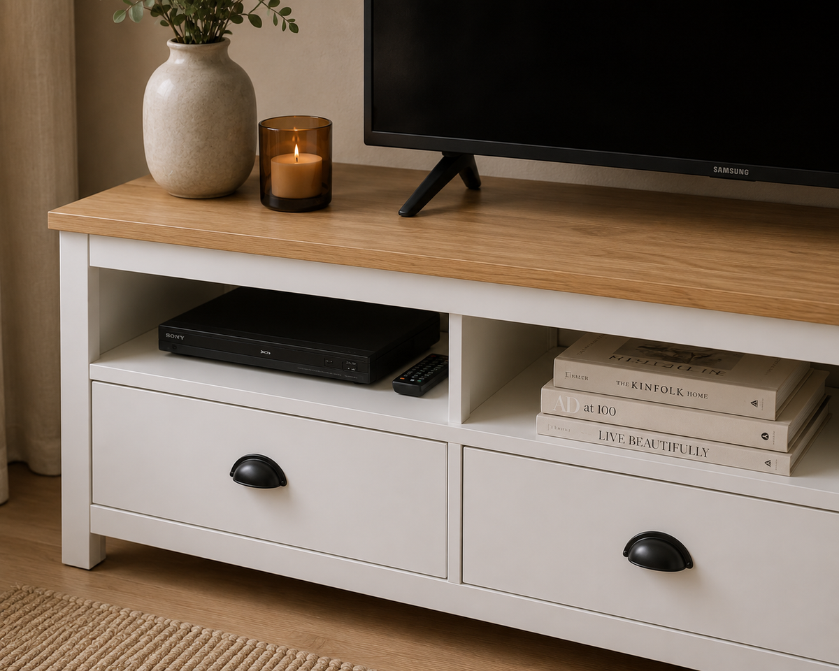 Vue rapprochée du meuble TV blanc avec plateau bois naturel, niches ouvertes pour équipements multimédias et tiroirs de rangement