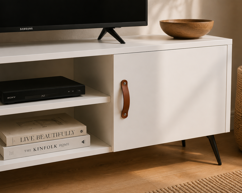 Détail des niches ouvertes du meuble TV blanc brillant permettant d’accueillir box internet, console de jeux et accessoires multimédias