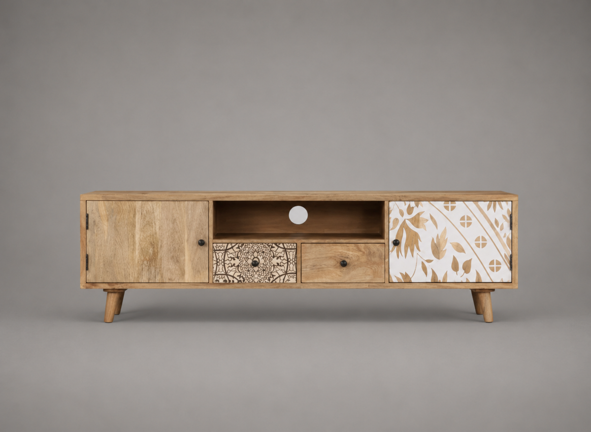 Meuble TV 140 cm en bois de manguier massif avec portes décoratives artisanales, deux tiroirs de rangement et niche ouverte, style bohème chic
