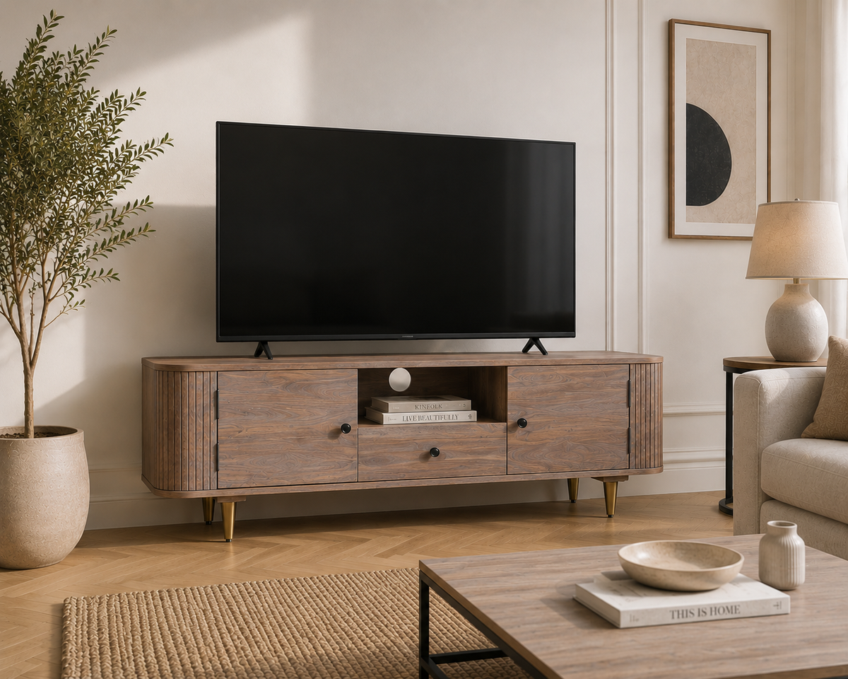 Meuble TV en bois d’acacia massif avec rangements intégrés présenté dans un salon élégant au style vintage chic et contemporain