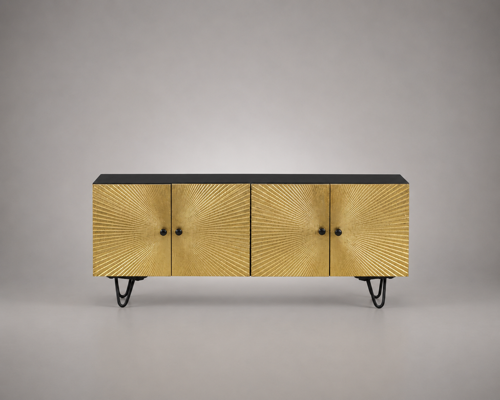 Meuble TV en bois de manguier massif avec façades dorées effet soleil, 4 portes de rangement et pieds en métal noir, style Art Déco contemporain