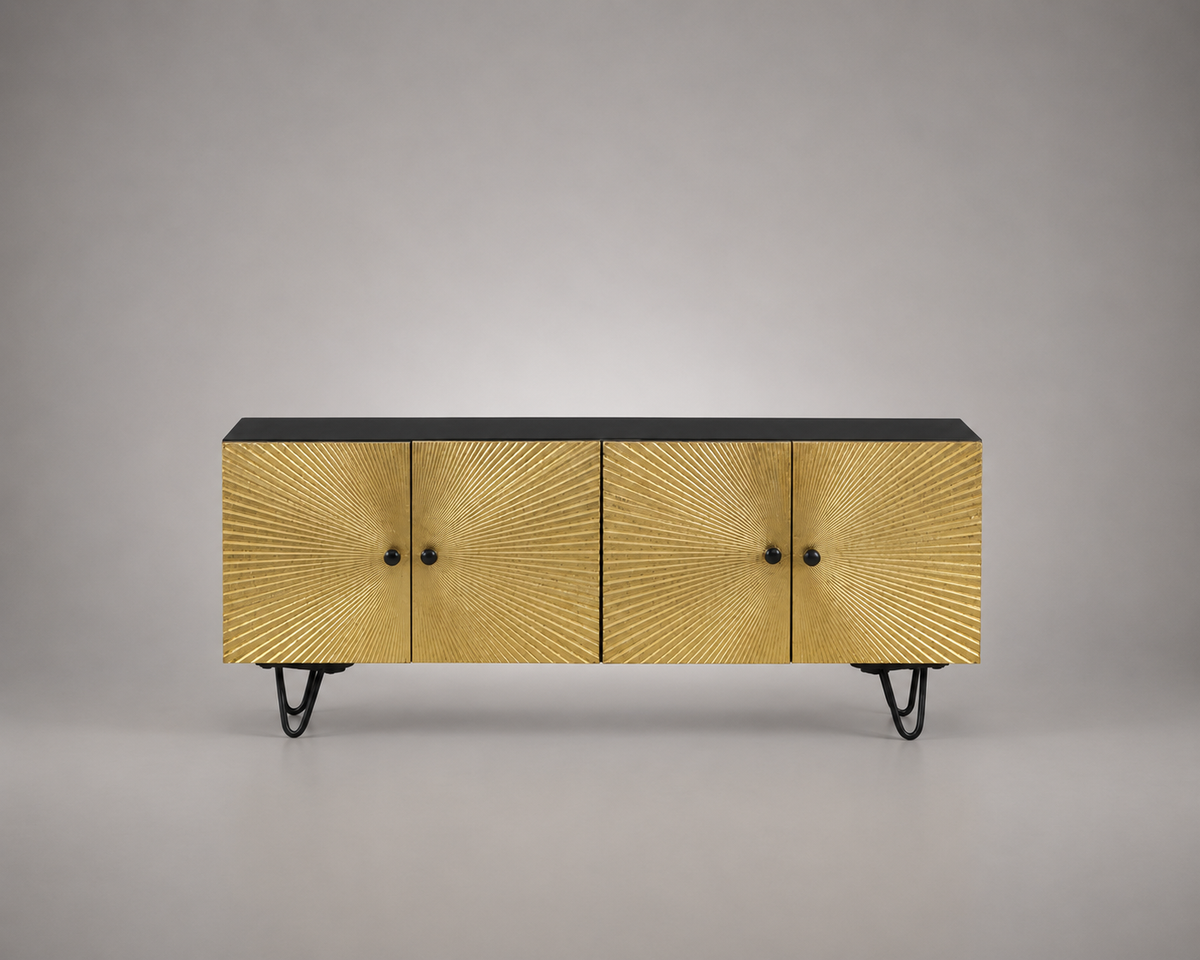 Meuble TV en bois de manguier massif avec façades dorées effet soleil, 4 portes de rangement et pieds en métal noir, style Art Déco contemporain
