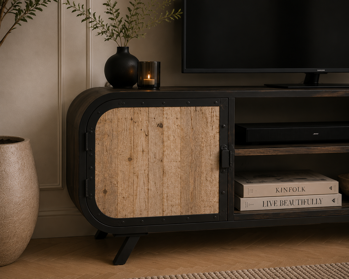 Meuble TV en bois de manguier massif avec structure métallique noire présenté dans un salon moderne au style industriel
