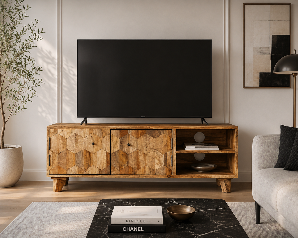 Meuble TV en bois de manguier massif avec portes sculptées géométriques présenté dans un salon au style ethnique chic et naturel