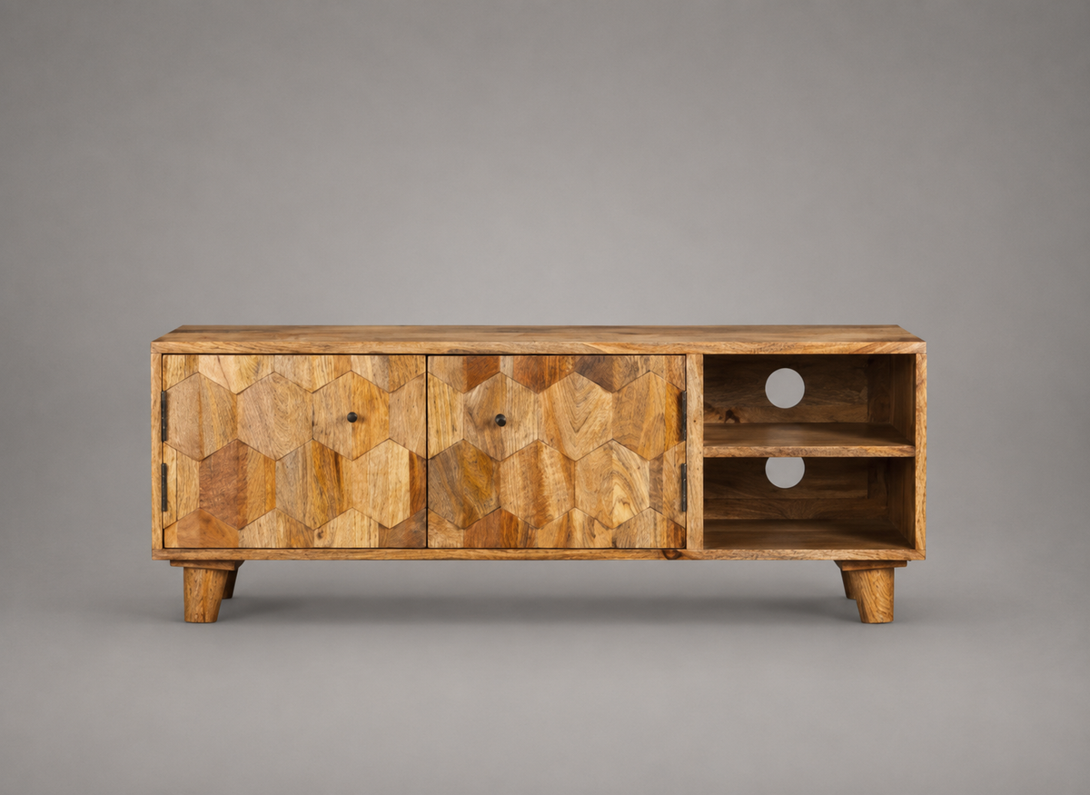 Meuble TV en bois de manguier massif 118 cm avec portes sculptées à motif hexagonal, deux niches ouvertes et rangements intégrés, style ethnique chic