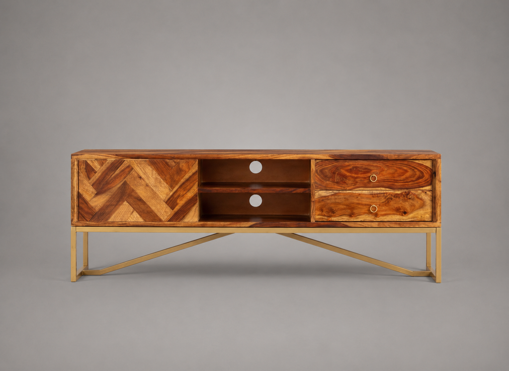 Meuble TV en bois de Sesham massif 140 cm avec façade à motif chevrons, deux tiroirs, niches ouvertes et pieds finition laiton, style mid-century contemporain