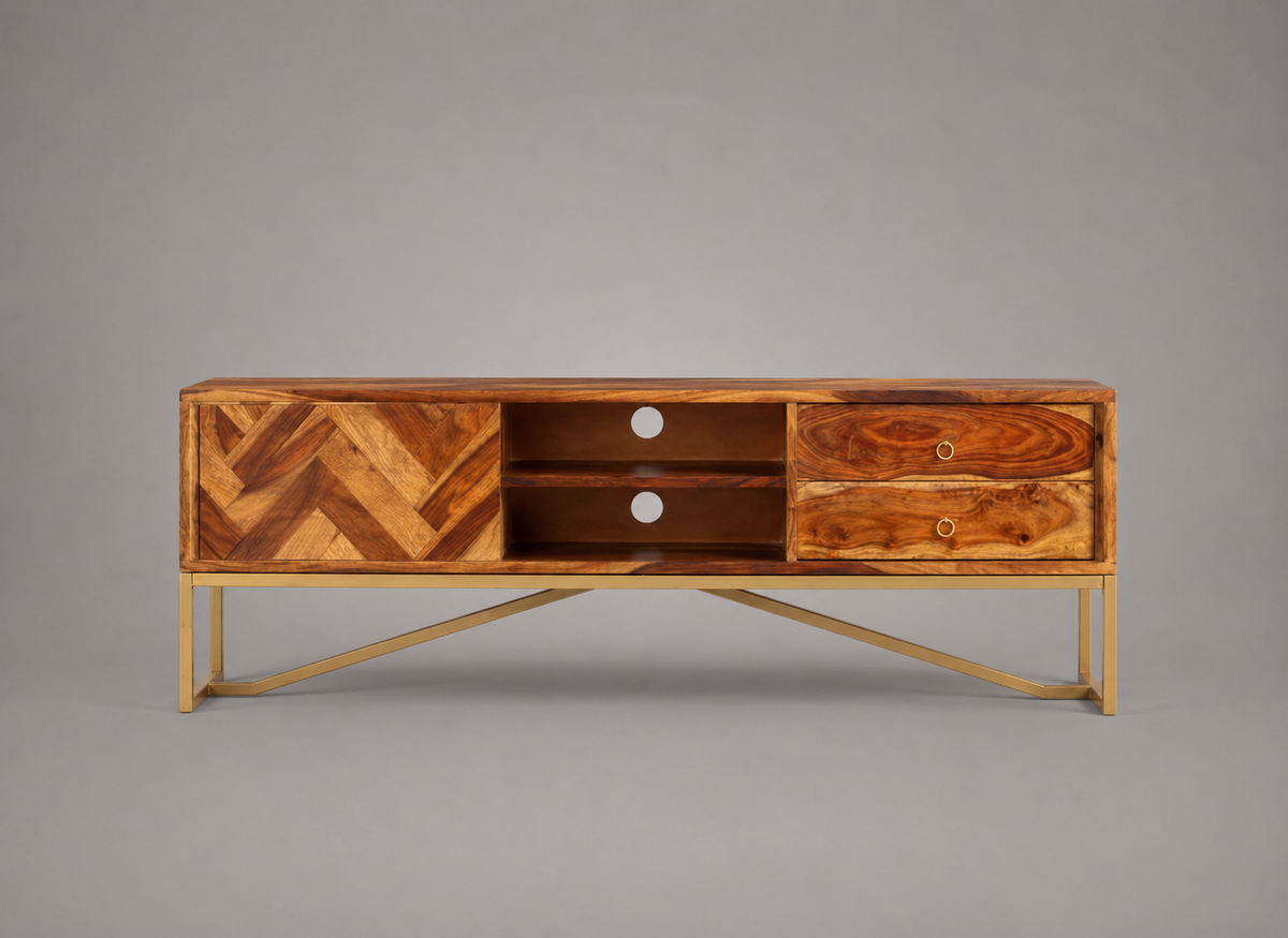Meuble TV en bois de Sesham massif 140 cm avec façade à motif chevrons, deux tiroirs, niches ouvertes et pieds finition laiton, style mid-century contemporain