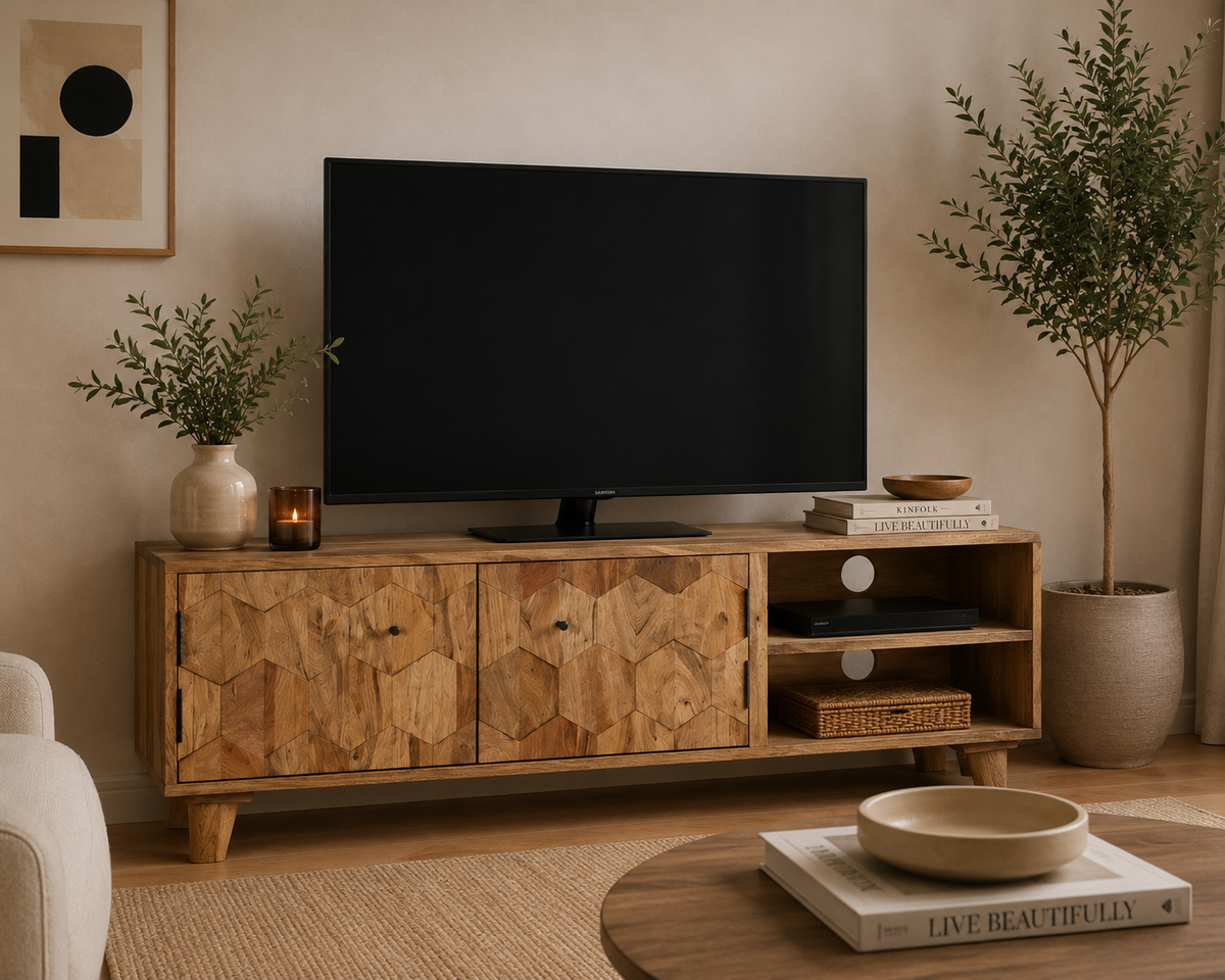 Vue d’angle du meuble TV en bois de manguier massif avec motif hexagonal sculpté dans un salon contemporain