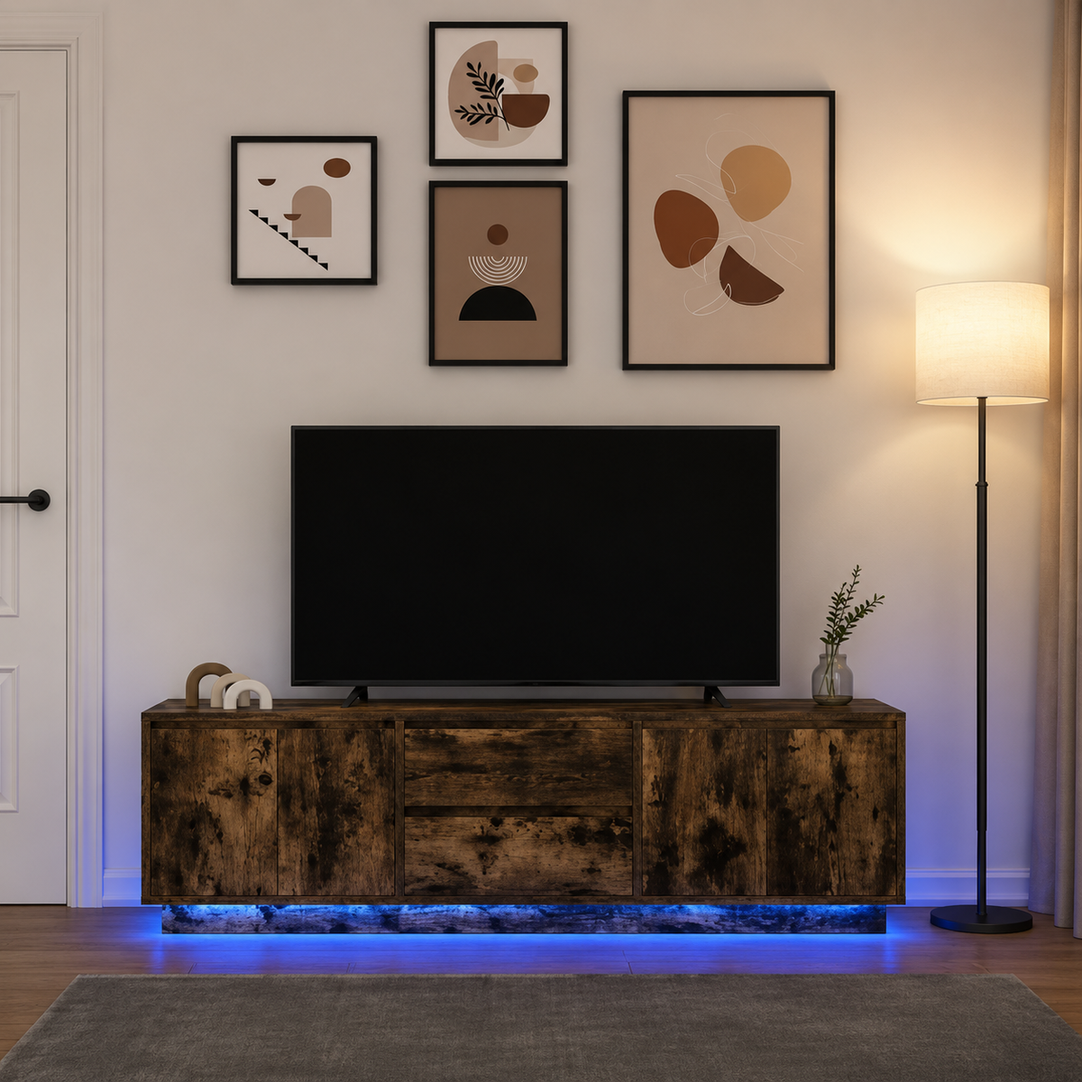 Meuble TV LED en chêne fumé avec éclairage bleu intégré installé dans un salon moderne avec télévision grand écran