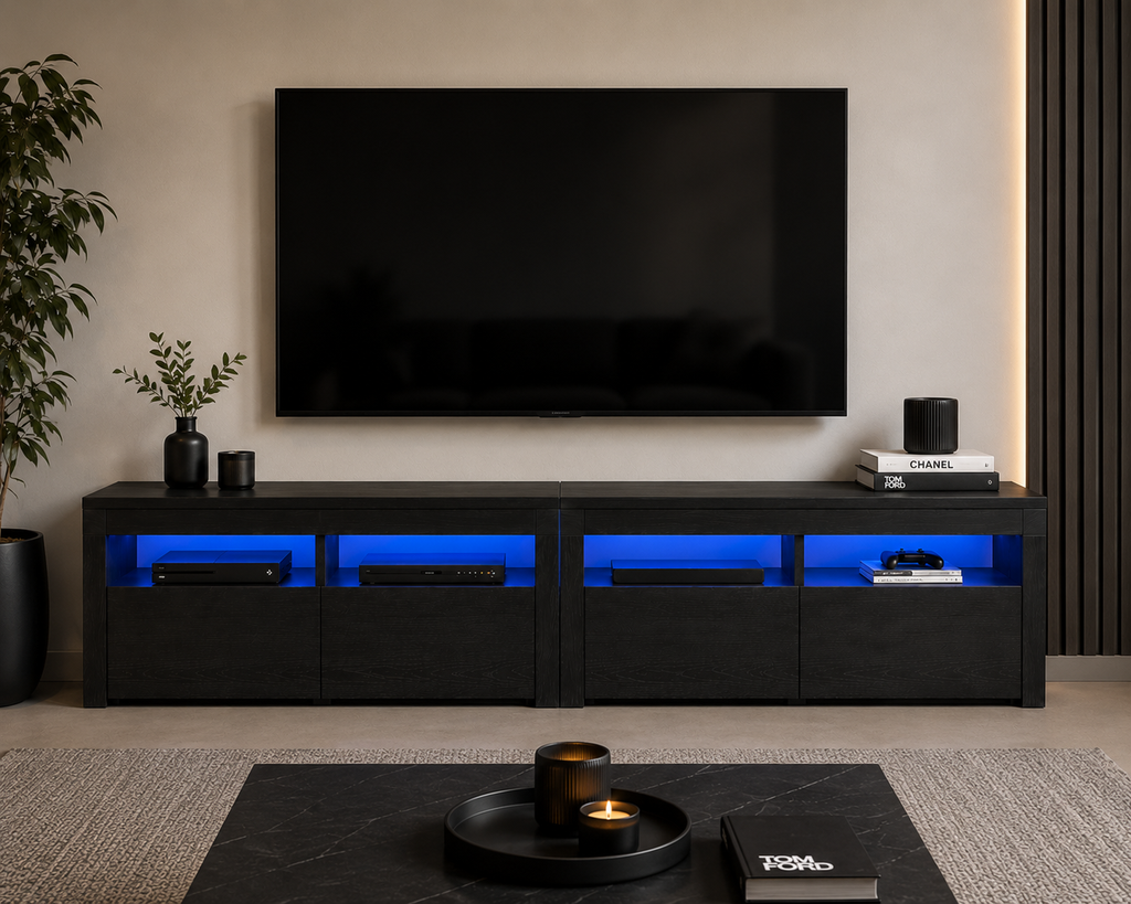Meuble TV LED noir de 240 cm avec éclairage bleu intégré installé dans un salon contemporain avec télévision murale