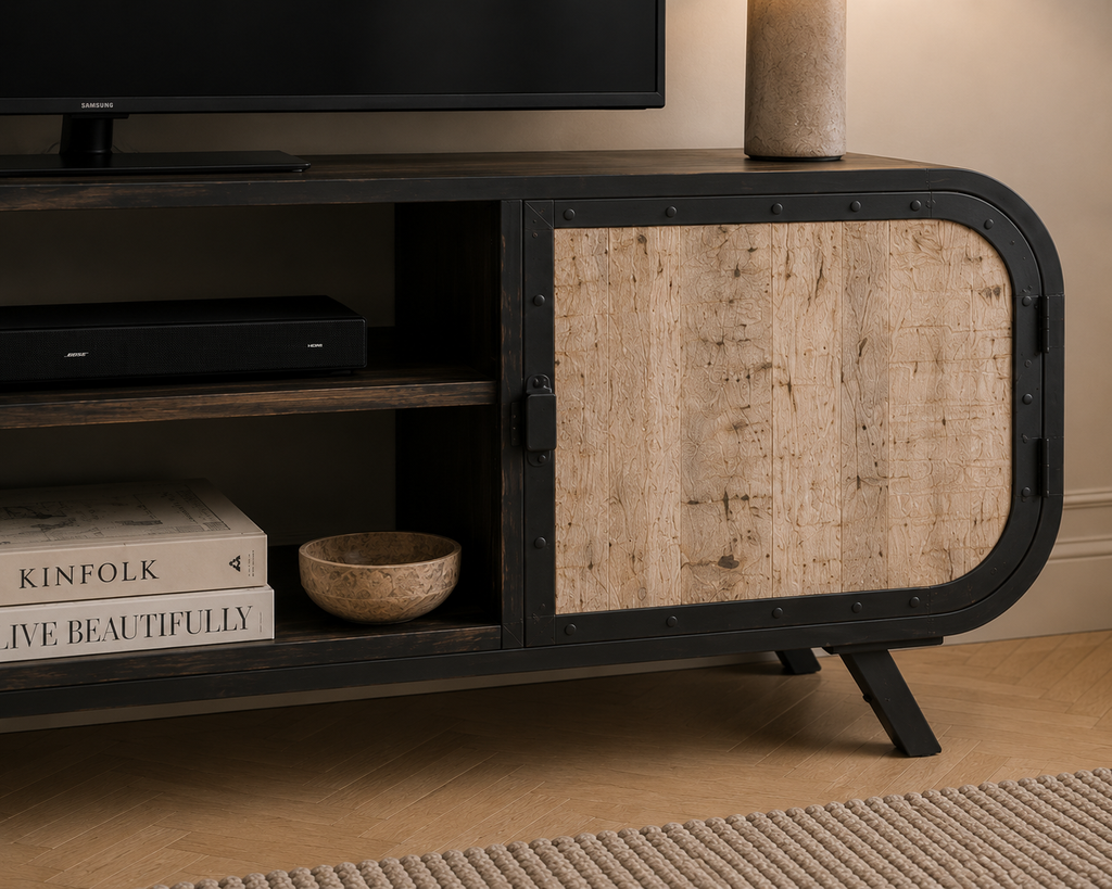 Meuble TV en bois de manguier massif avec niches ouvertes et compartiments fermés dans un salon style loft industriel