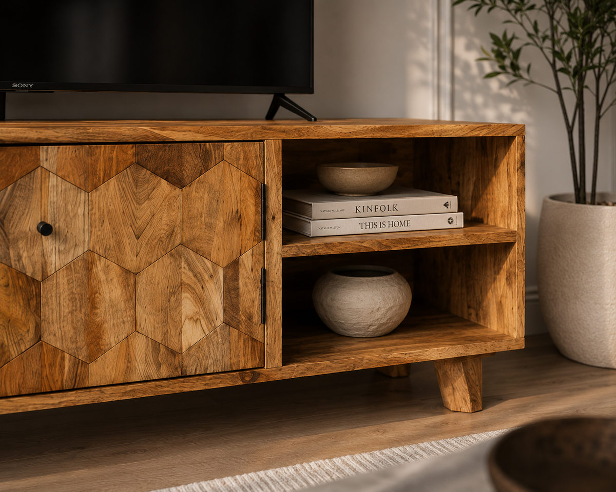 Vue détaillée du meuble TV en bois de manguier massif avec portes sculptées, niches ouvertes et passe-câbles intégrés
