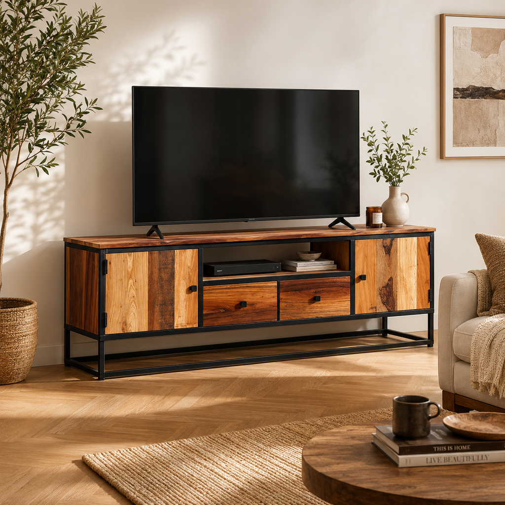 Meuble TV industriel vintage en bois de récupération massif avec structure en métal noir dans un salon chaleureux et contemporain