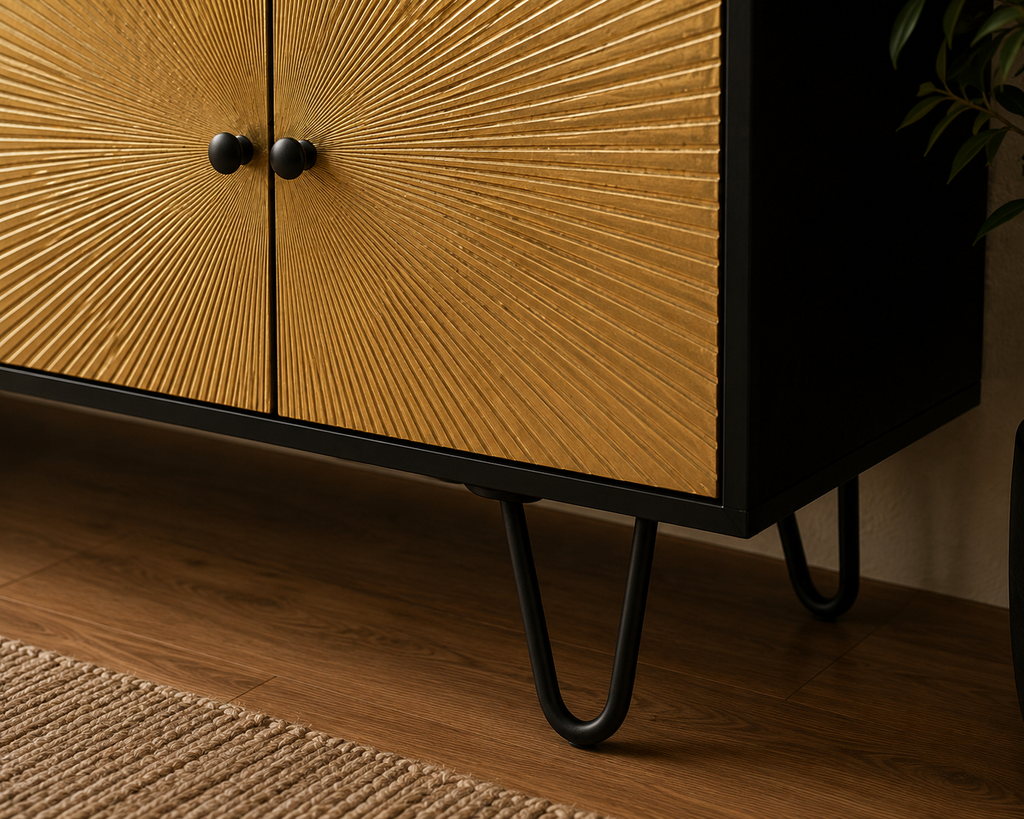 Gros plan sur les poignées noires et le motif rayonnant effet soleil des portes du meuble TV Art Déco