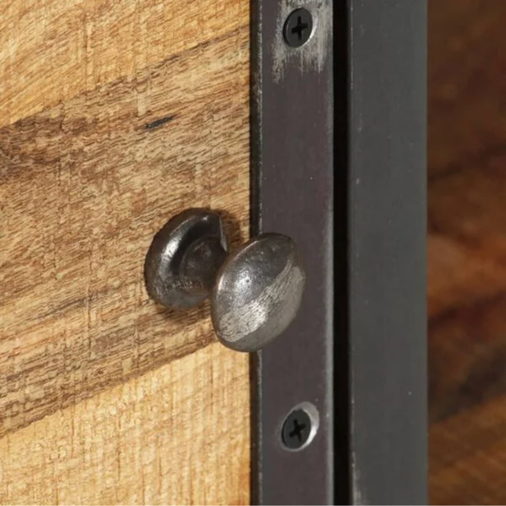 Gros plan sur la poignée métallique et les finitions artisanales du meuble TV industriel en bois massif