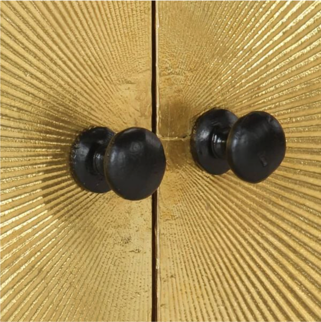 Gros plan sur les poignées noires et le motif rayonnant effet soleil des portes du meuble TV Art Déco