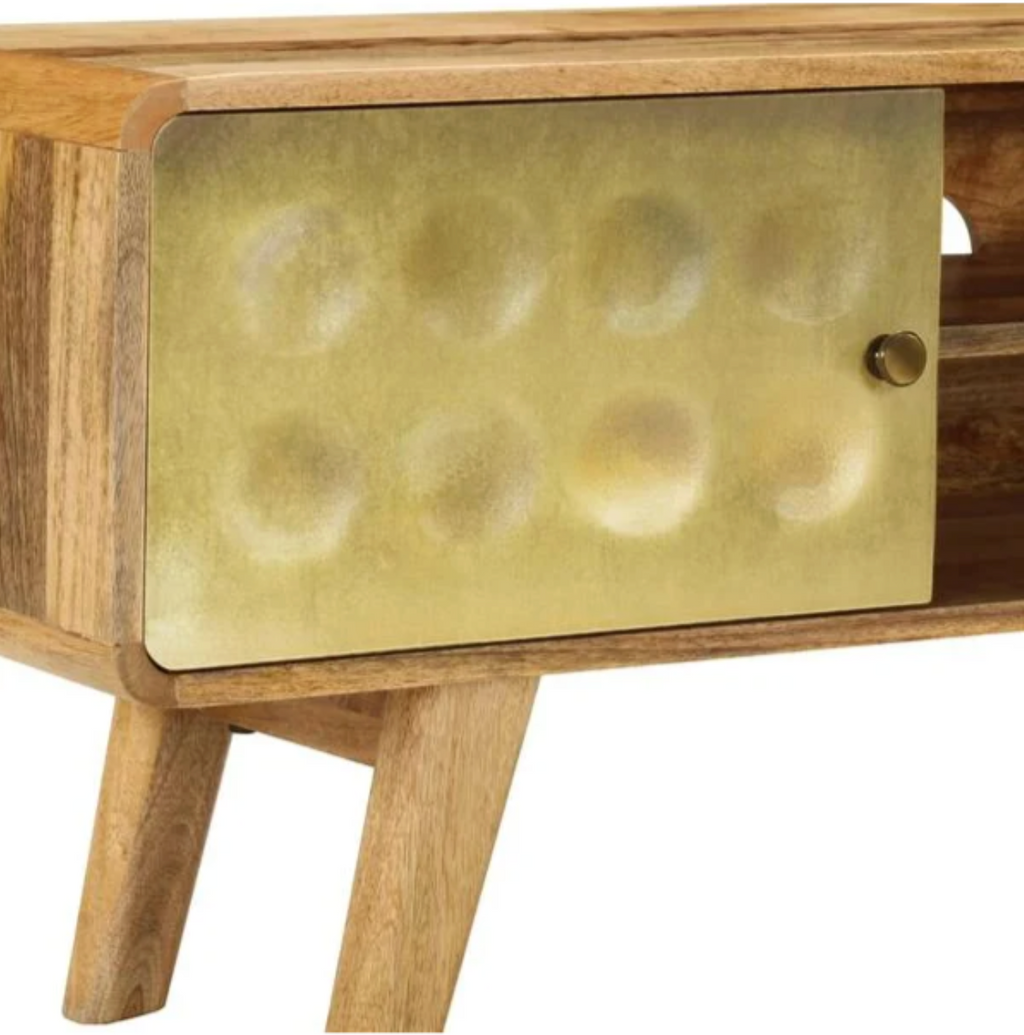 Détail d’une porte dorée texturée sur meuble TV en bois de manguier massif avec finition artisanale