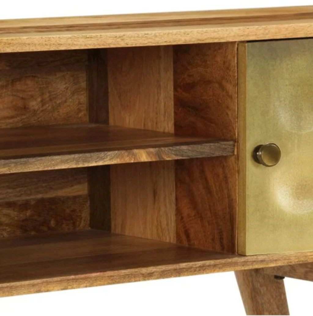 Niches ouvertes et espaces de rangement du meuble TV en bois de manguier avec design rétro et façades dorées