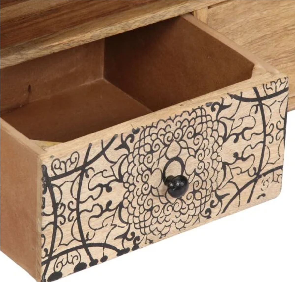 Détail du tiroir décoratif sculpté avec motif floral artisanal sur meuble TV en bois de manguier massif